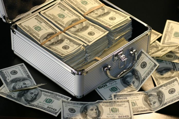 Жительницу Коми будут судить за кражу из банка 372 тысяч долларов США