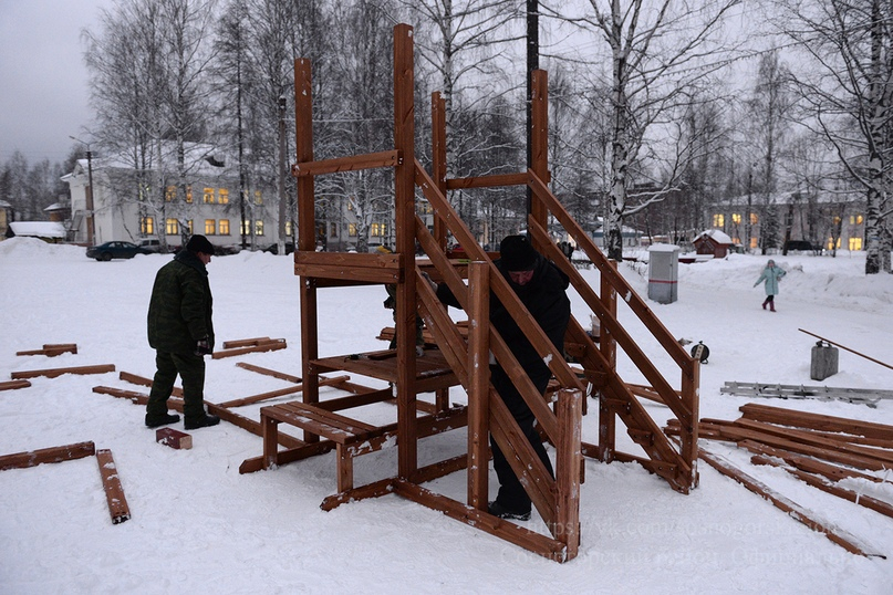В Сосногорске начался монтаж горок на площадях
