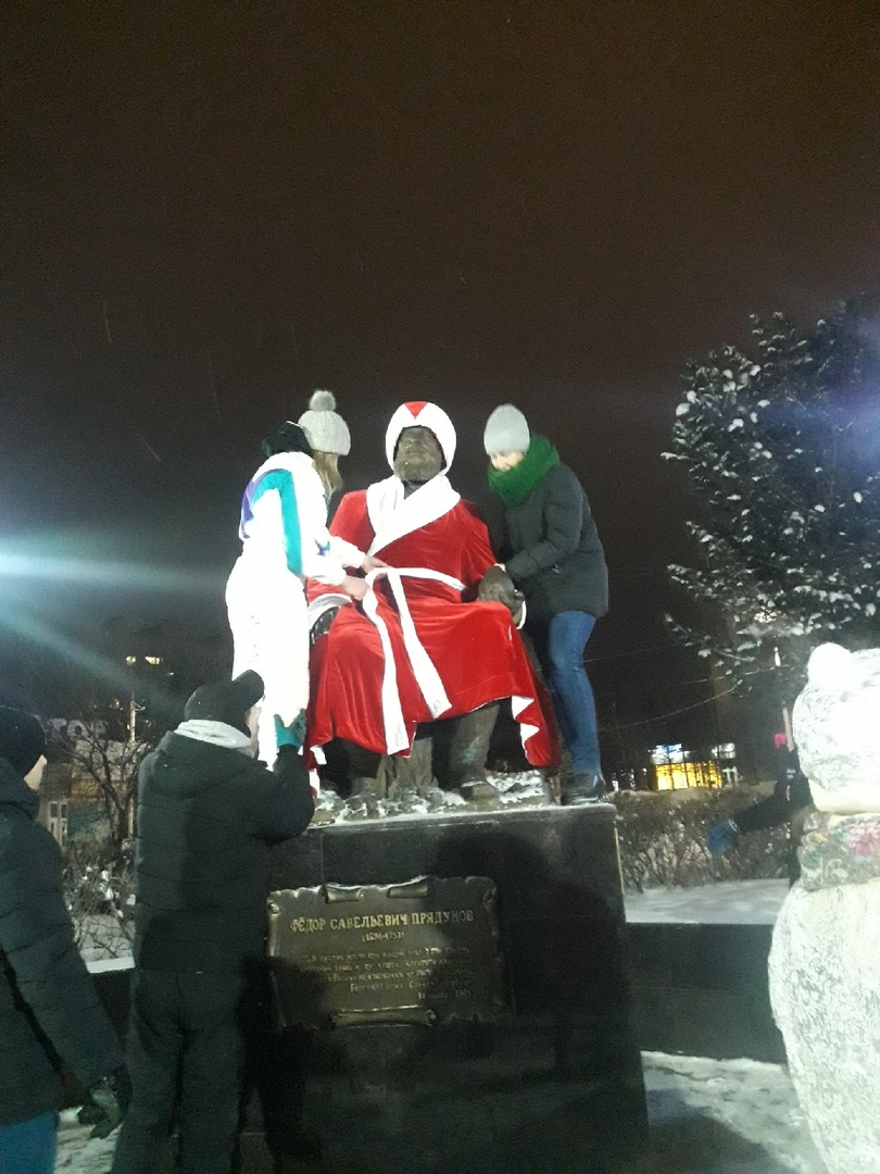 Ухтинцы нарядили памятник Прядунову в Деда Мороза