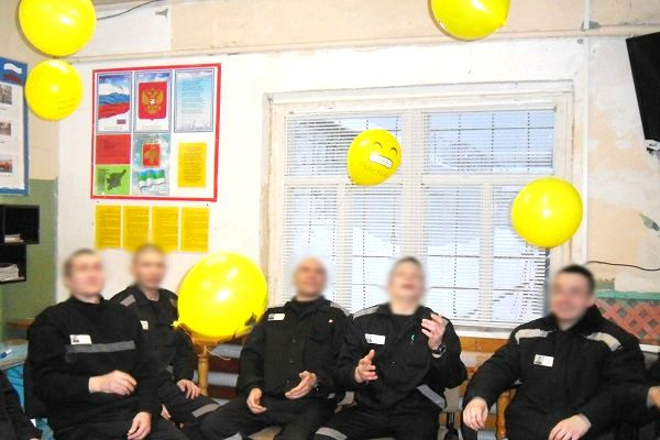 Сосногорские заключенные порелаксировали с воздушными шарами