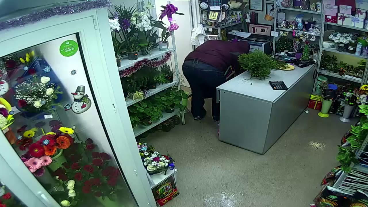 В Коми бандит с ножом ограбил цветочный магазин