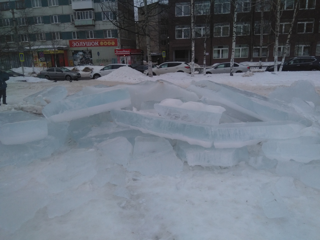 Экскаватор разрушил ледовый городок на Комсомольской площади в Ухте