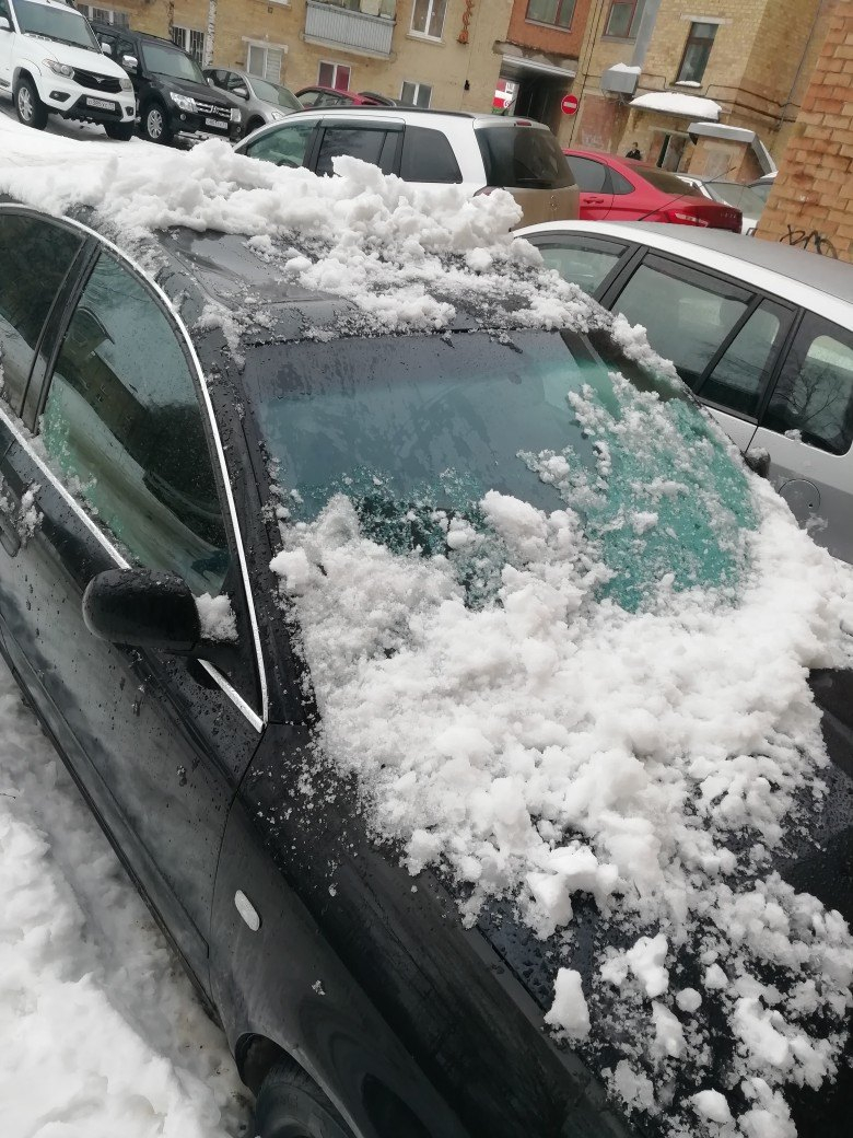 В Ухте с крыш домов на автомобили сваливаются снежные глыбы
