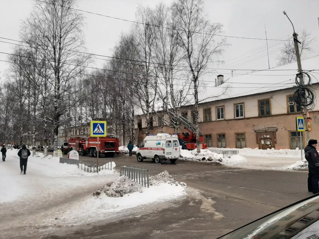 Фото к статье: В Ухте загорелся барак на Первомайской