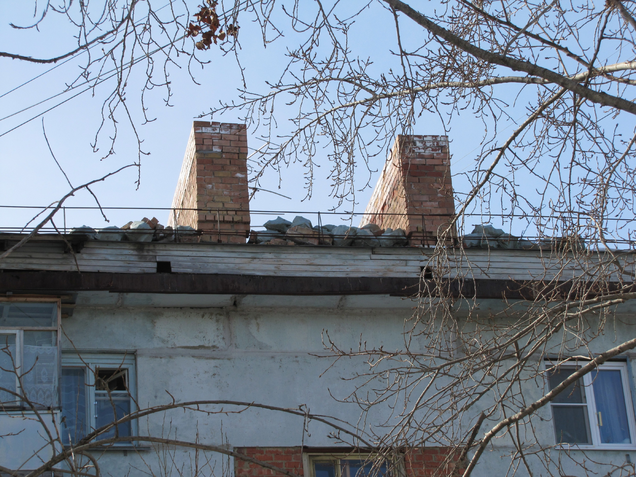 Ухтинка несколько лет добивается ремонта протекающей крыши