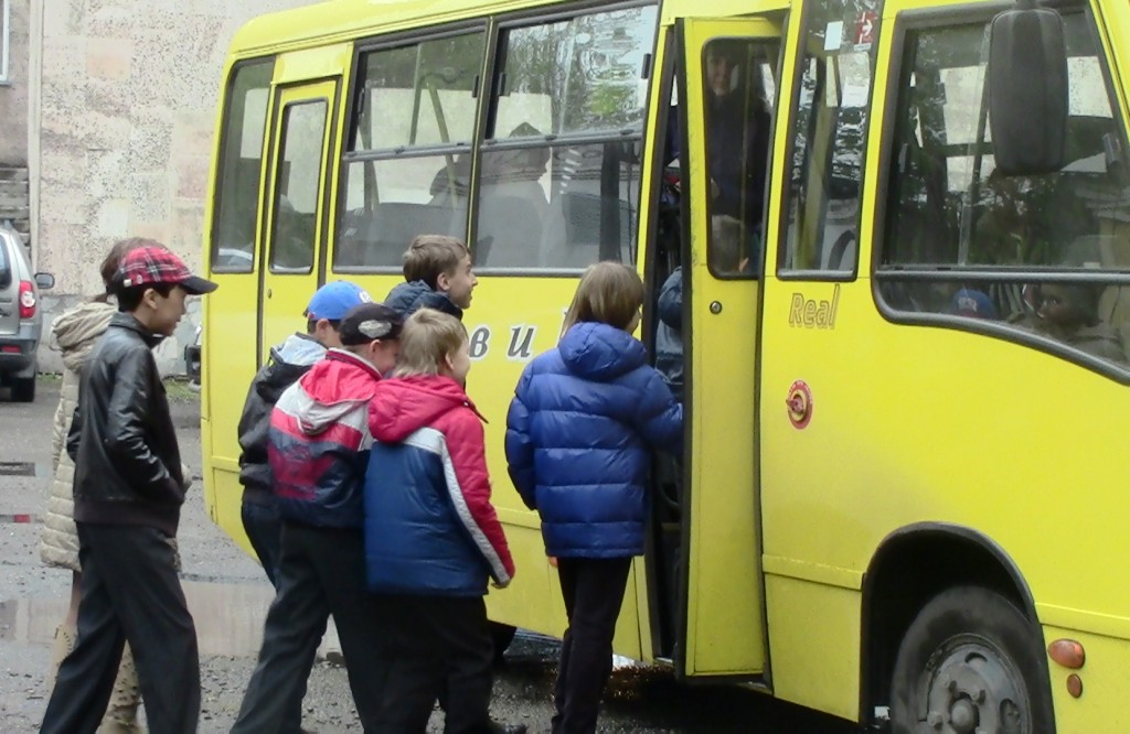 Водителям запретят высаживать из автобусов детей до 16 лет