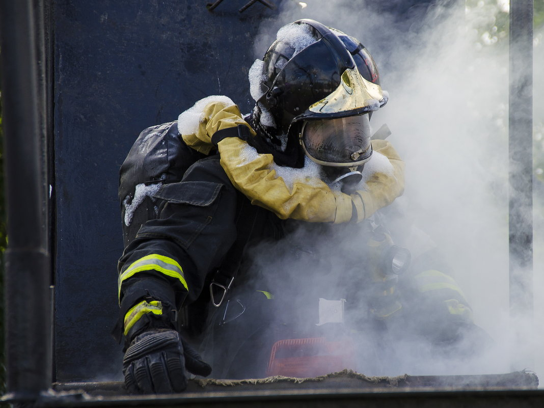 На пожаре в Ухте огнеборцы спасли 14 человек