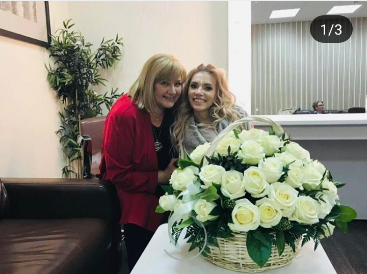 Певица Юлия Самойлова переживает за бабушку в Италии