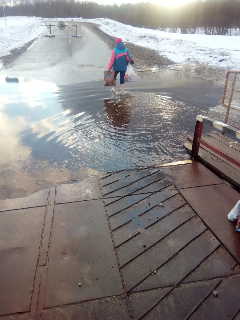 Фото к статье: В Коми люди идут босиком в ледяной воде