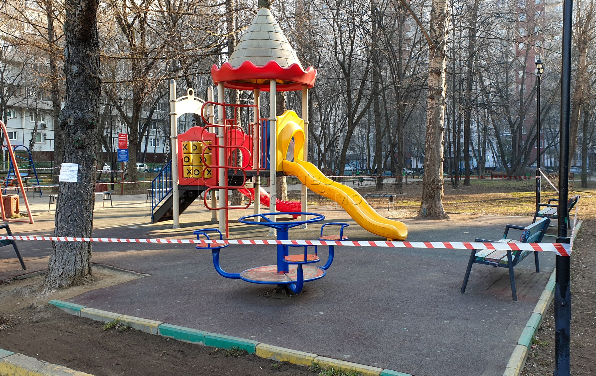 Роспотребнадзор призвал не гулять на детских площадках во время карантина