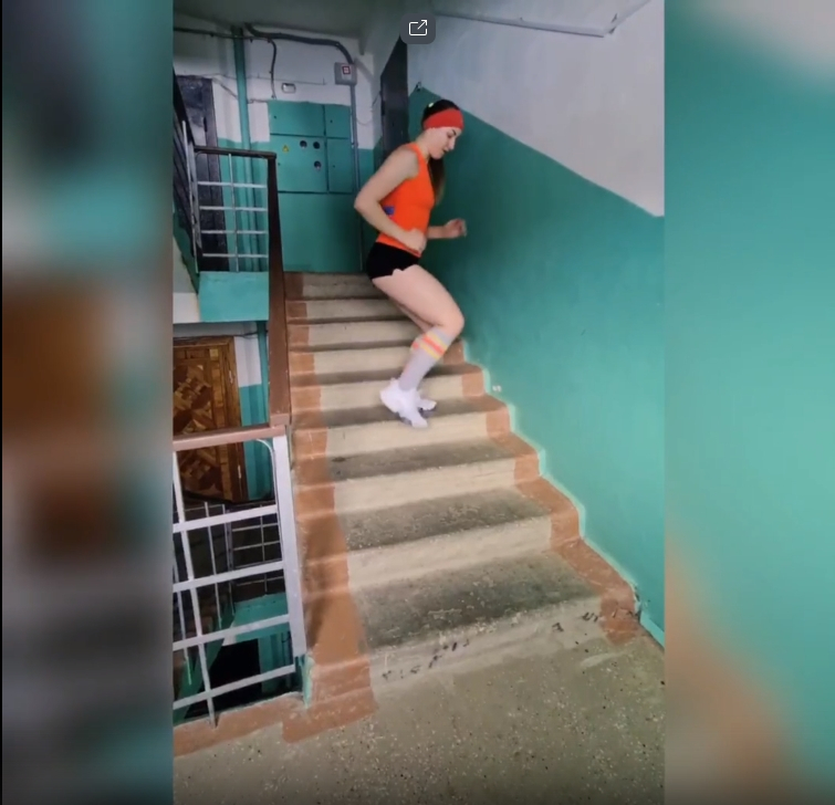 Фитнес-тренер из Ухты показала кардио на лестнице в подъезде