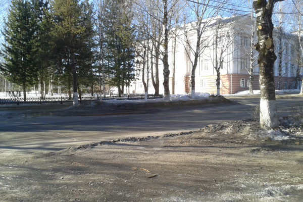 Ухтинцы пожаловались на поврежденный техникой газон и асфальт