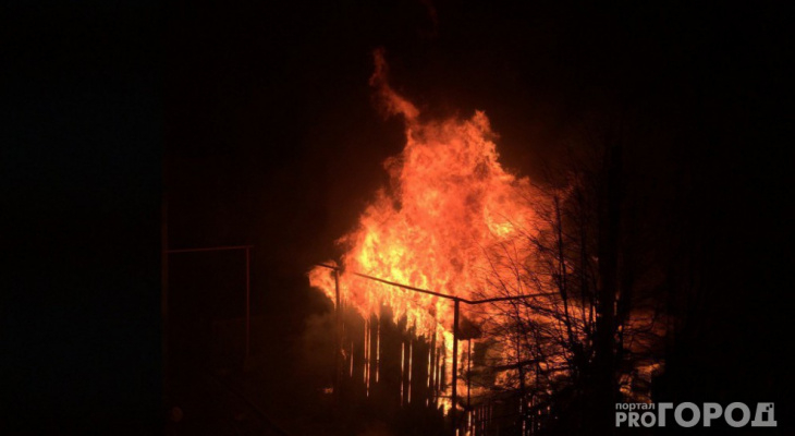В Коми пожарные восемь часов тушили горящий частный дом