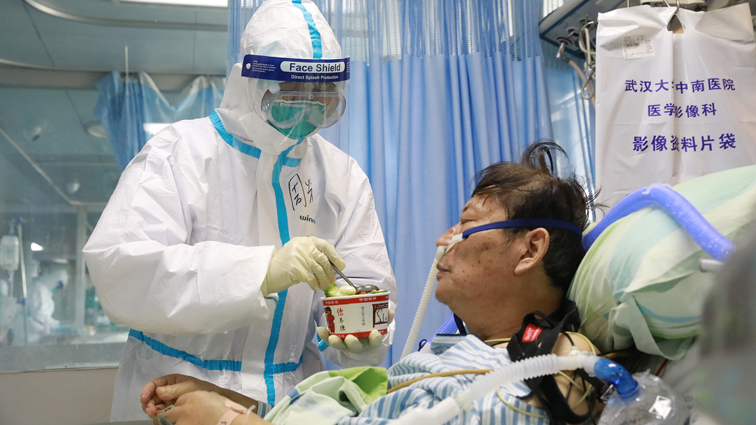 Китайские врачи: "Из-за коронавируса может почернеть кожа"