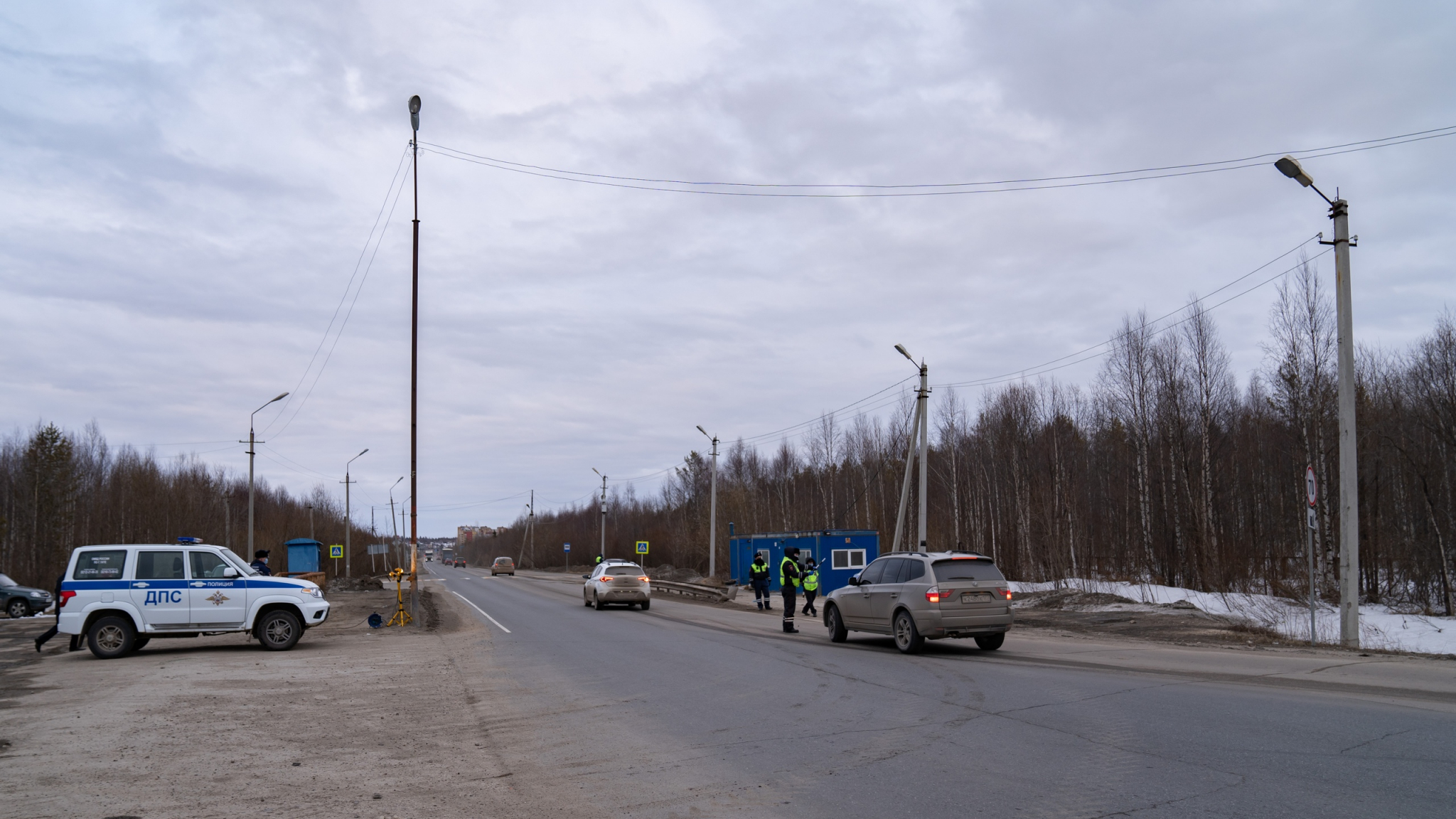 На въезде в Ухту начали проверять автомобили