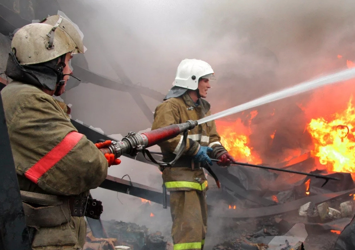 Две квартиры и машина сгорели в Коми за сутки