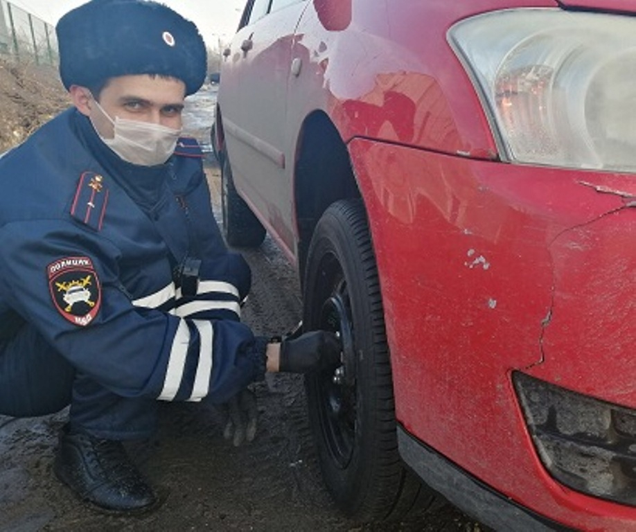 Сотрудники ДПС Сосногорска помогли девушке-водителю заменить колесо