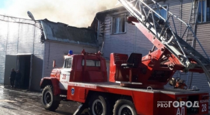 В Коми пожарные спасли мужчину из горящего здания