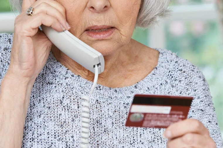 В Коми пенсионерка сообщила реквизиты своей банковской карты неизвестным и потеряла 300 тысяч