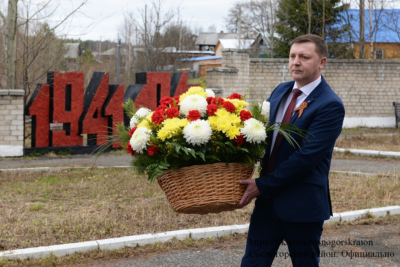 В Сосногорске возложили цветы к мемориалам без участия ветеранов