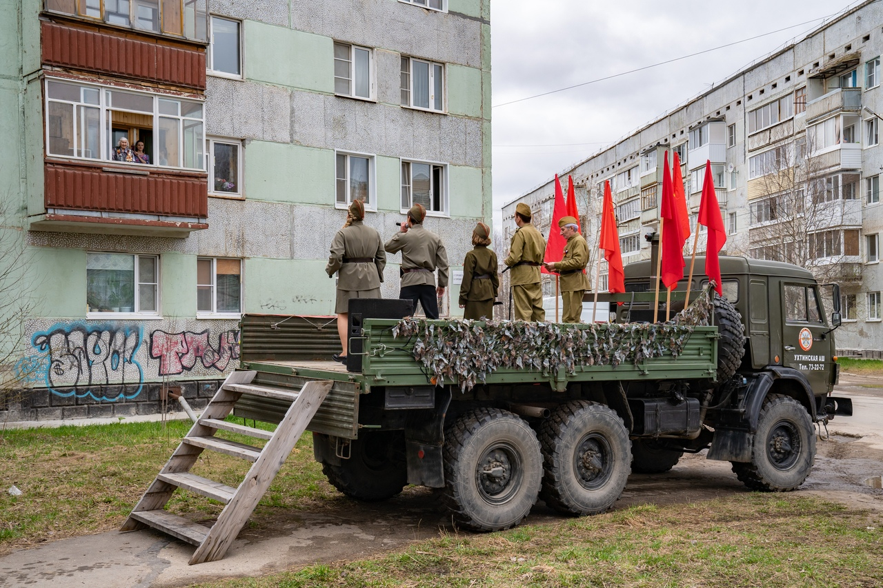 Для ухтинских ветеранов прозвучали военные песни прямо под окнами