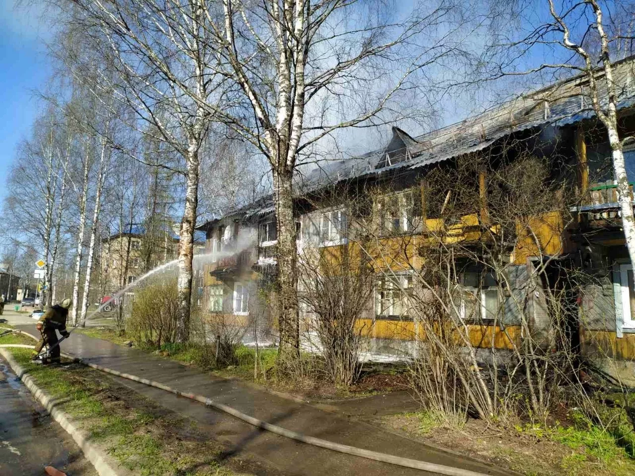 Фото к статье: В Сосногорске загорелся жилой дом