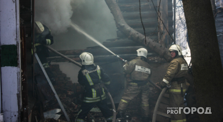 В Коми из горящей квартиры спаслись три человека