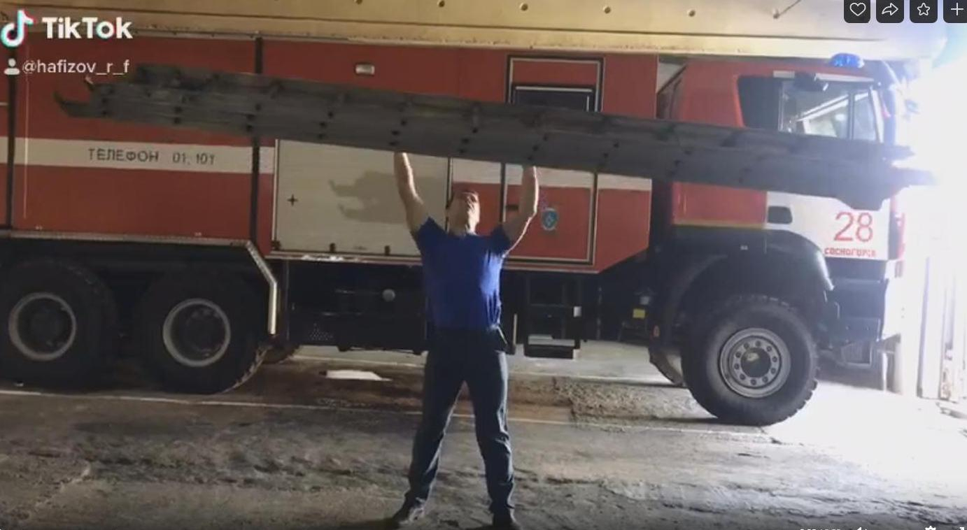 Огнеборцы из Ухты и Сосногорска показали жим пожарной лестницы