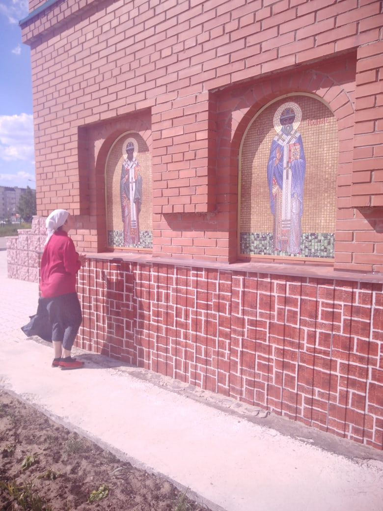 Мозаичные иконы украсили ухтинский храм