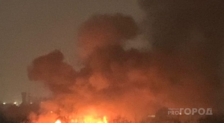 В Коми семь часов тушили пожар на заводе