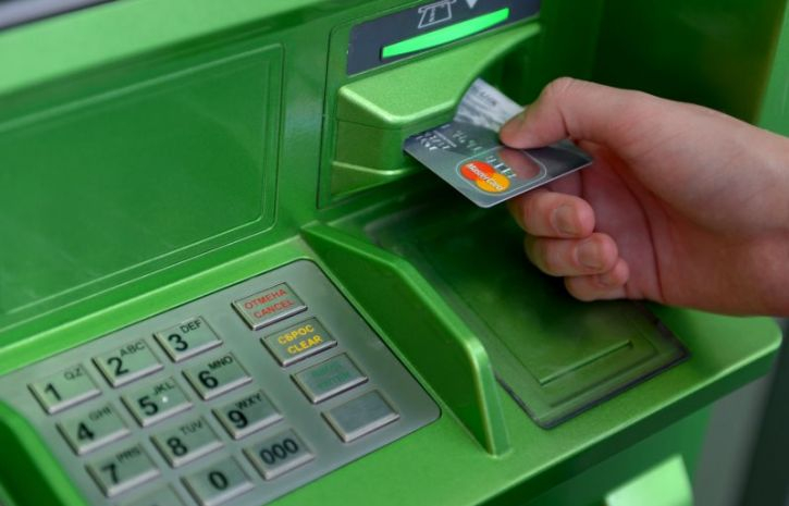 Сбербанк ввел комиссию на переводы денег через банкоматы