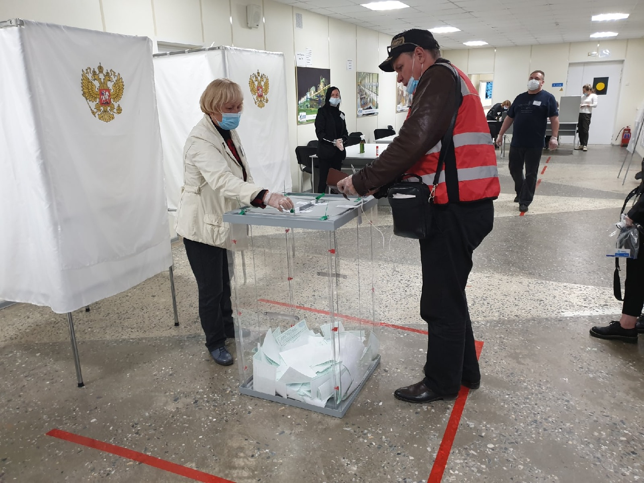 Фоторепортаж: как в Ухте проходит голосование по поправкам в Конституции