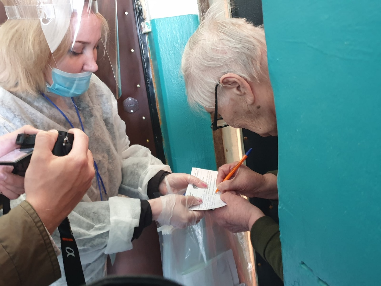 Члены избиркома помогли 90-летней ухтинке проголосовать из дома