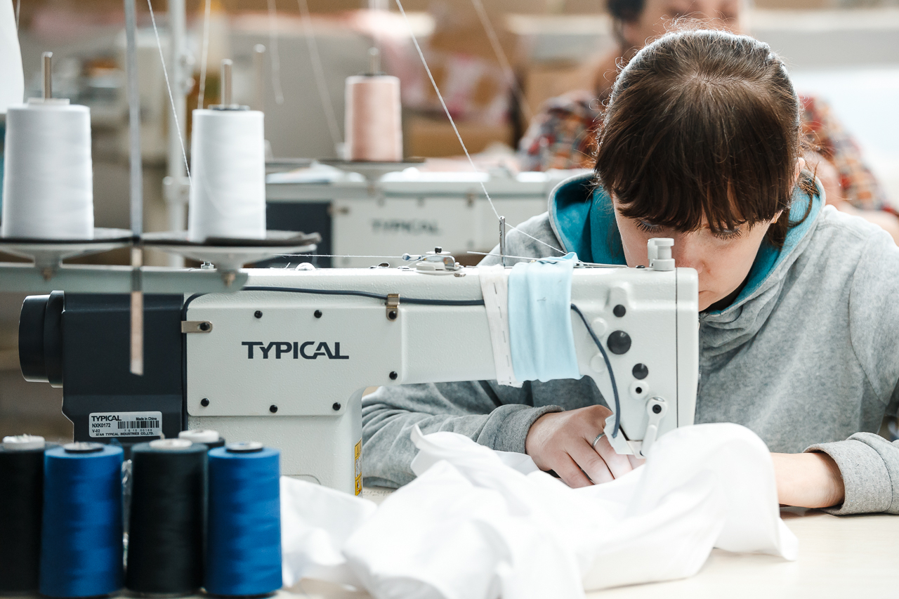 Фабрики пошива женской одежды. Фабрика по пошиву одежды. Швейная промышленность. Швейное производство. Швейный цех.