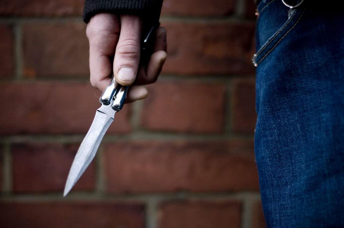 В Коми пьяный рецидивист-убийца изрезал ножом односельчанина