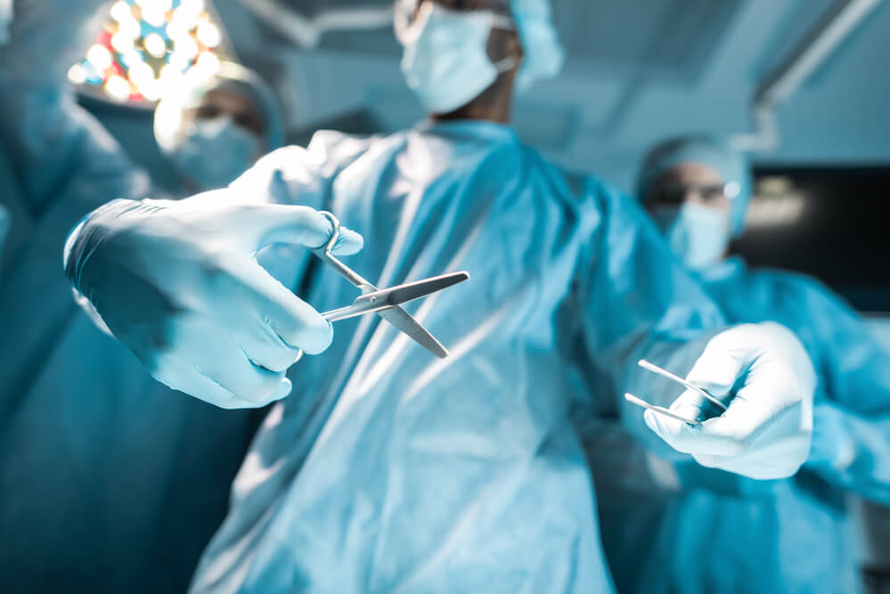 Хирург из Коми незаконно увеличил пациентке грудь и сел на скамью подсудимых