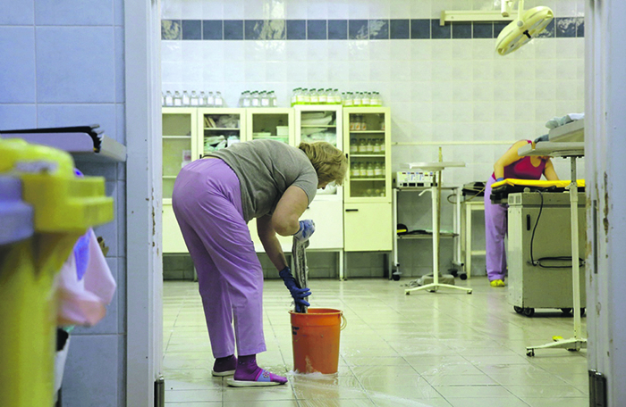 В Коми санитарка инфекционной больницы судится из-за «коронавирусной» зарплаты