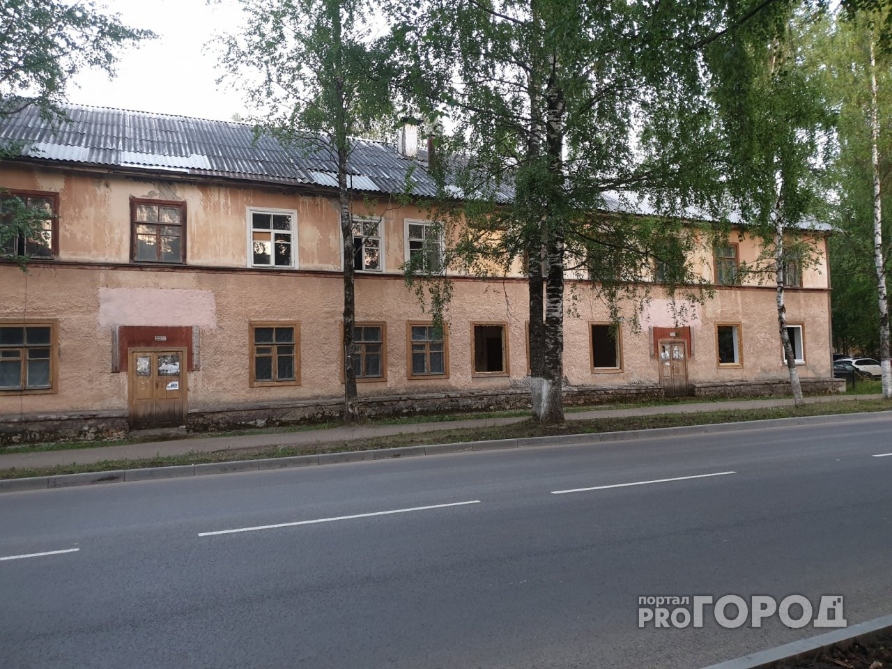 Выяснилось, почему не сносят скандальный заброшенный дом на Первомайской, где нашли труп
