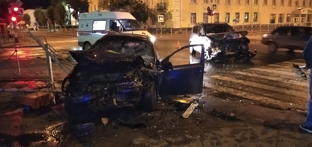 На перекрестке в Сыктывкаре столкнулись две иномарки, трое пострадали