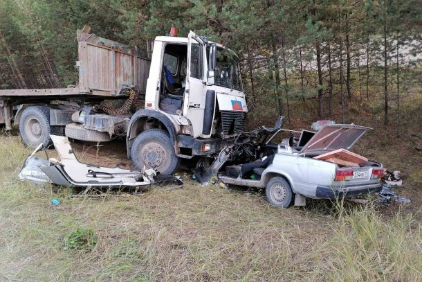 Без прав и не пристегнут: подробности о смертельном ДТП в Сосногорске, где столкнулись ВАЗ и грузовик