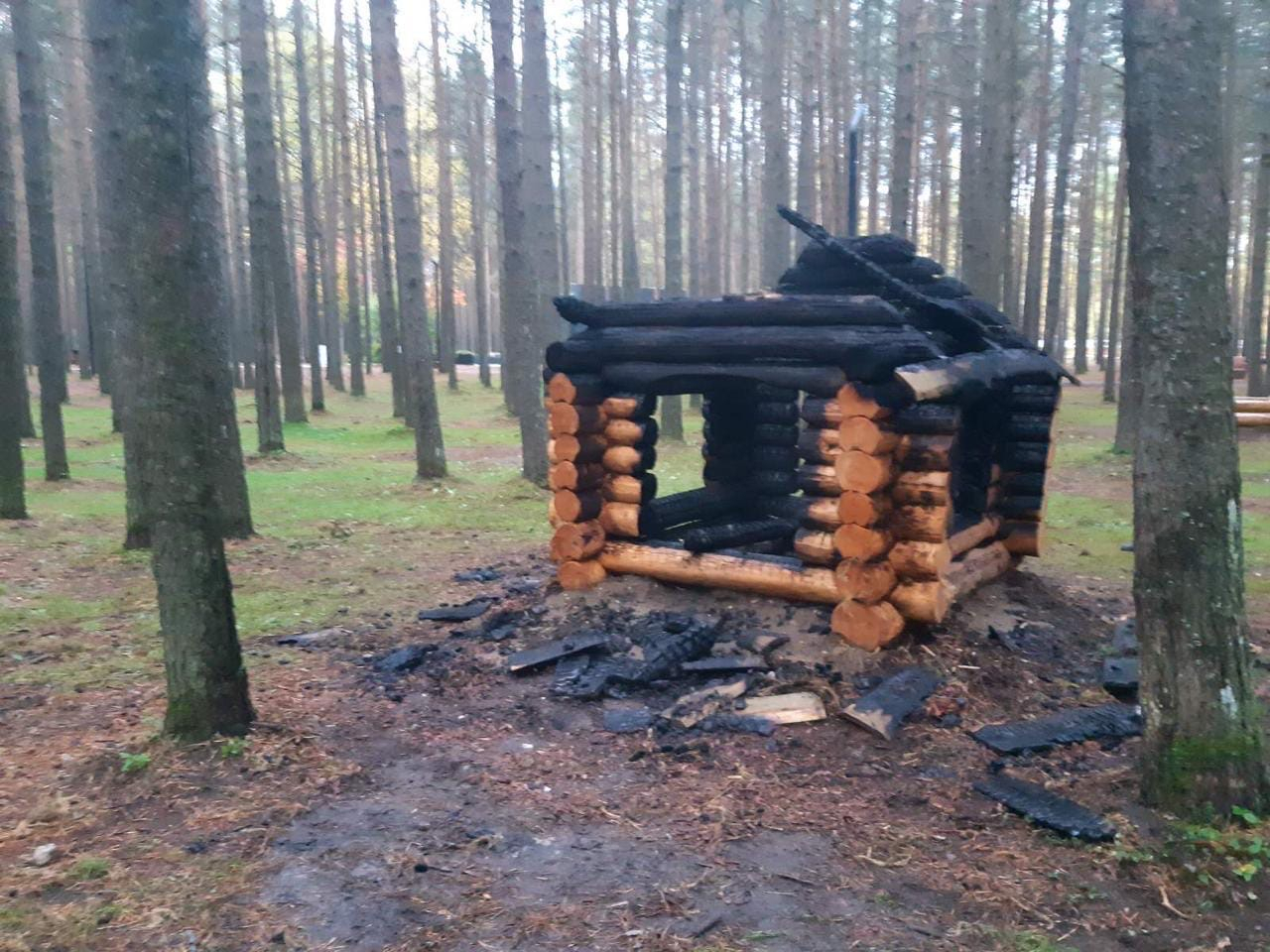 Ухтинские вандалы сожгли домик в «Лесной сказке» спустя неделю после открытия