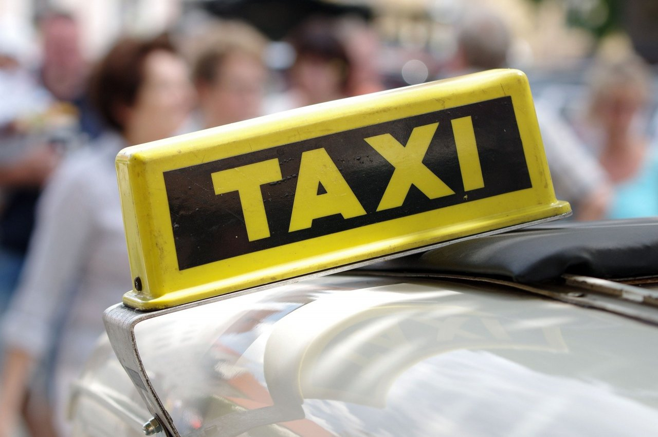 В Коми лучшего водителя такси выберут по стакану с жидкостью