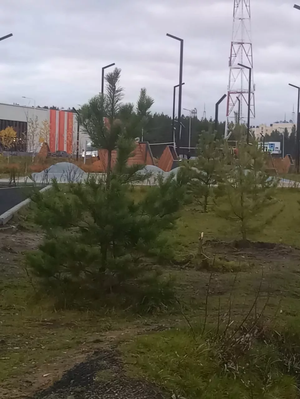 Фото к статье: Ломать - не строить: вандализм на Набережной Газовиков в Ухте