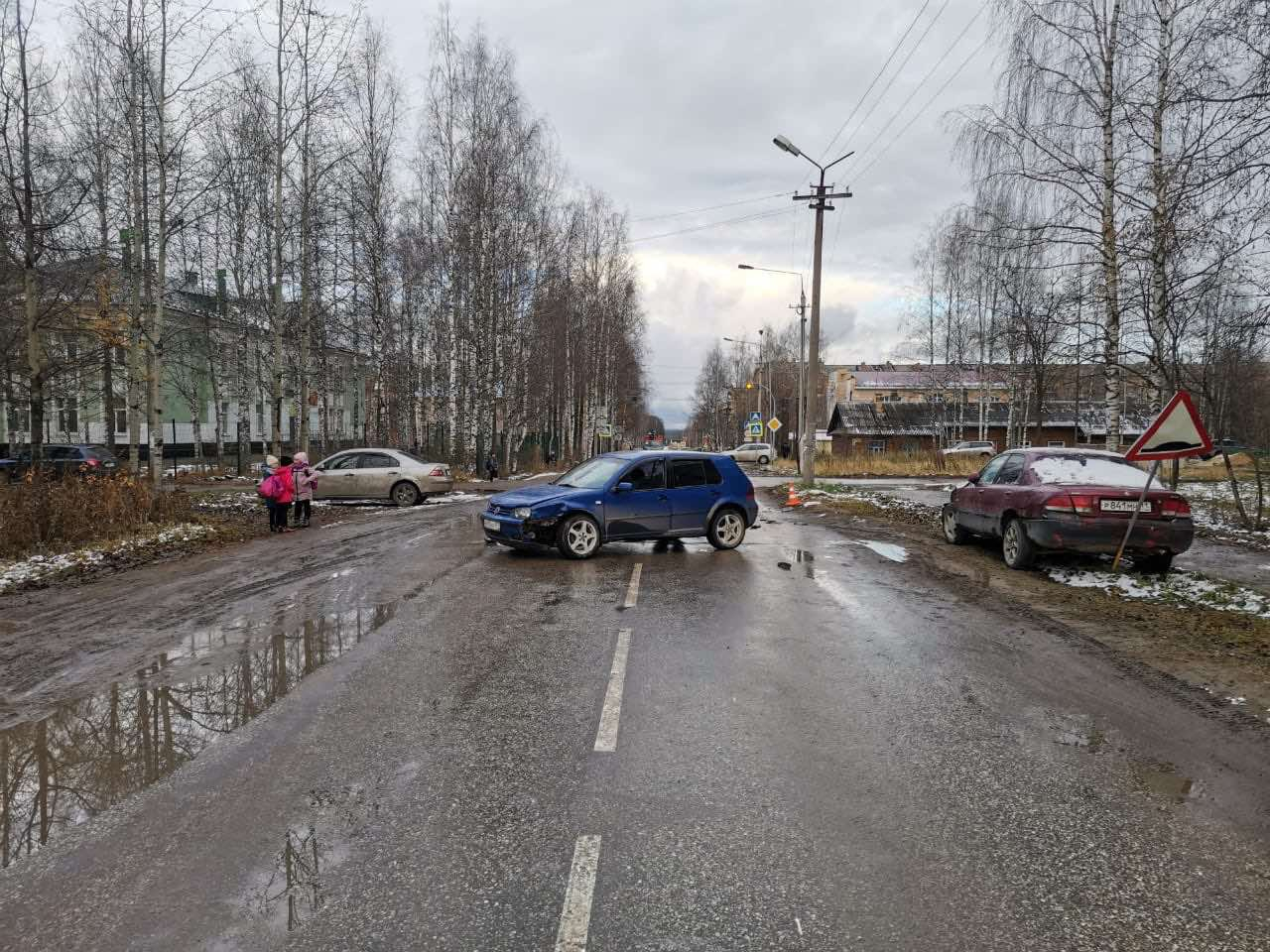 В Сосногорске водитель врезался в припаркованную «Мазду» и опрокинул свое авто на крышу