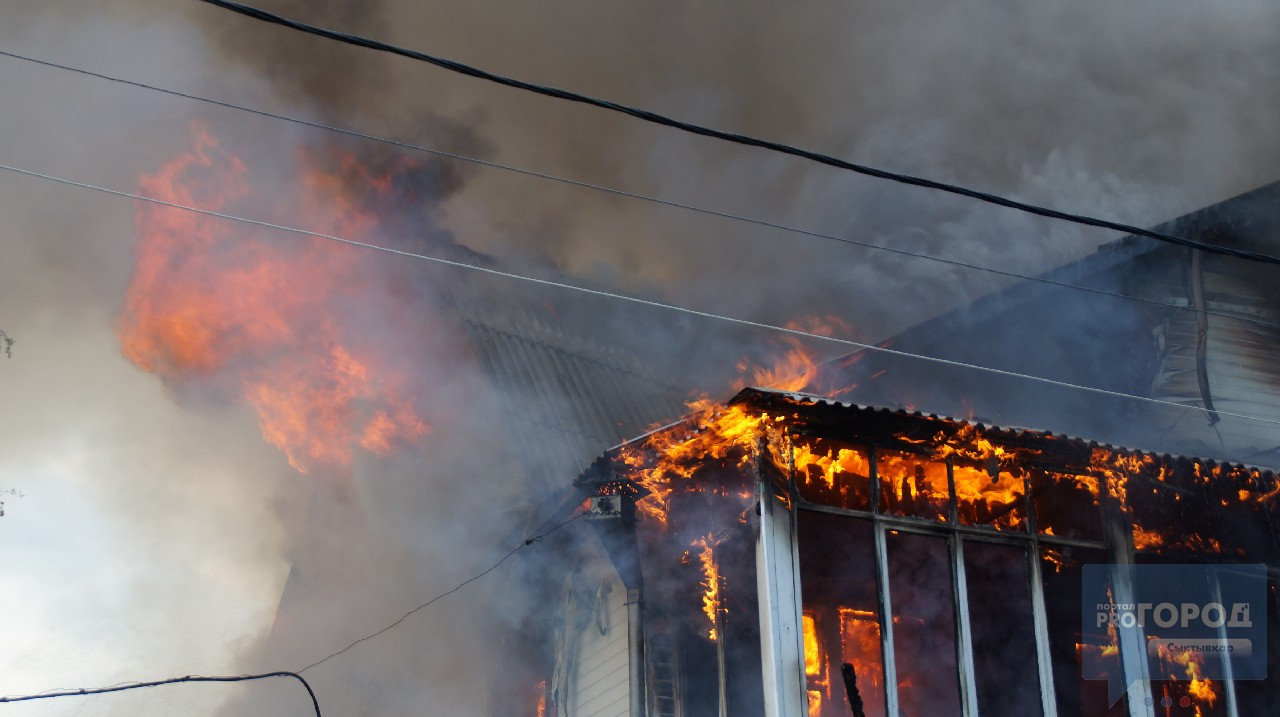В Коми пожарные спасли мужчину из горящей квартиры