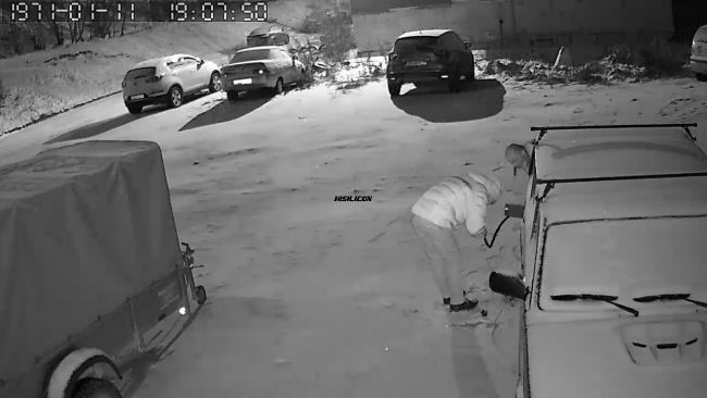 В Ухте на видео камер наблюдения попали сливщики бензина