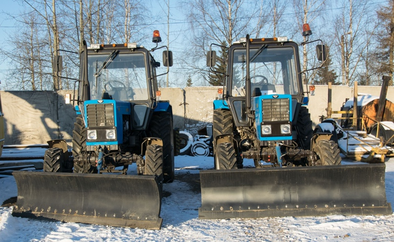 Администрация Ухты приобрела 2 новых трактора для уборки города