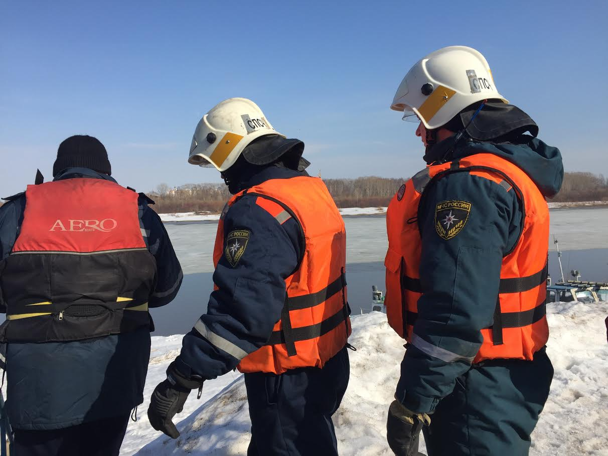 В Коми дети игрались на реке с тонким льдом, на место выехали спасатели