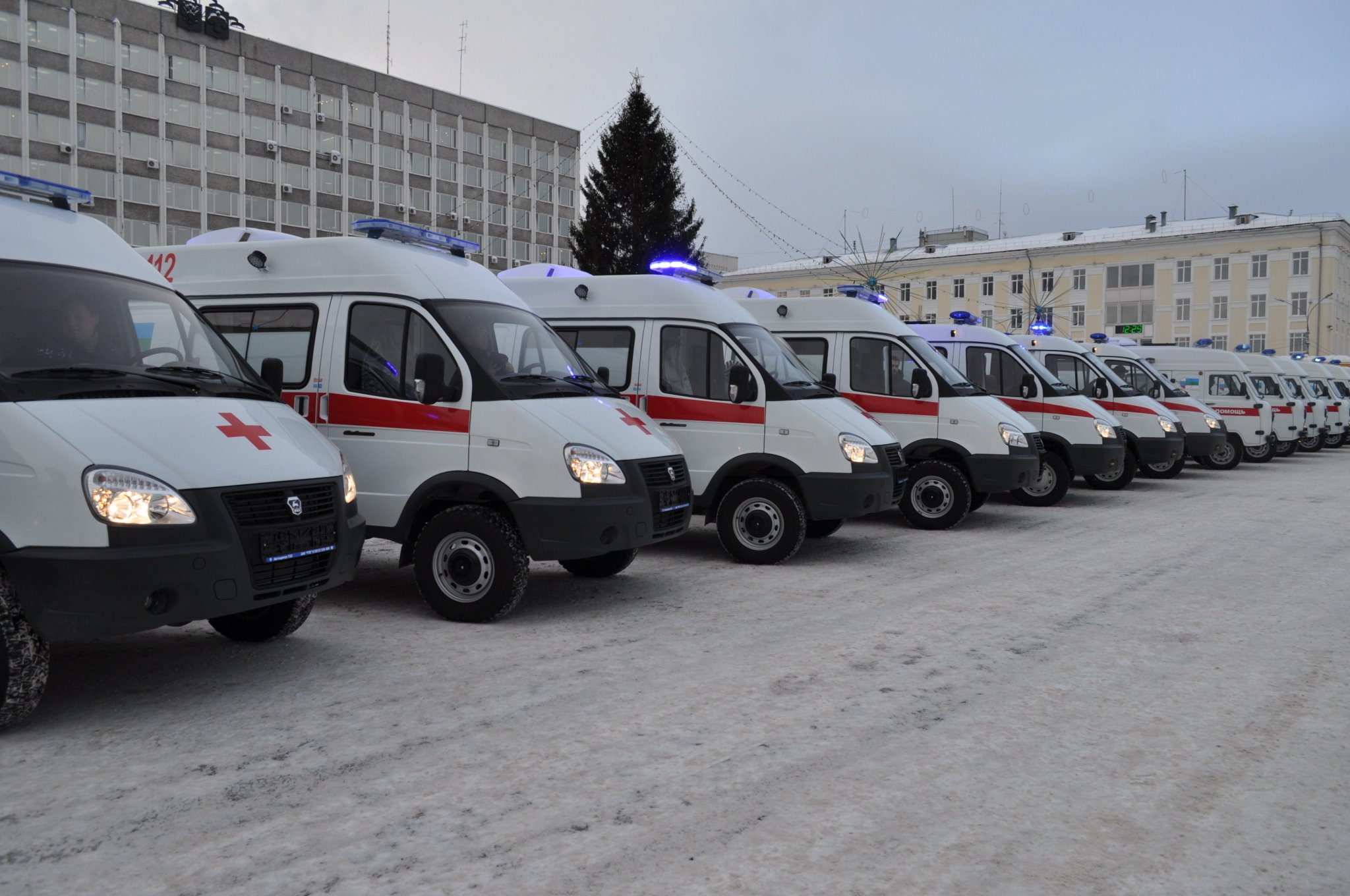 Ухтинским больницам передали десять новых машин скорой помощи
