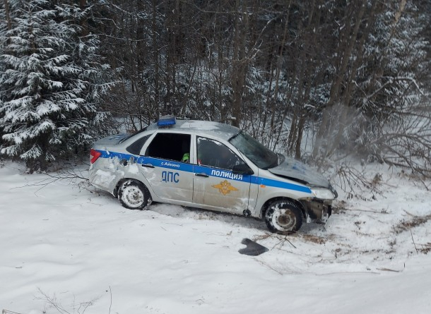 В Коми местный житель запечатлел автомобиль ГИБДД, оказавшийся в кювете